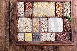 Variedad de saludable granos semillas en de madera cabina 