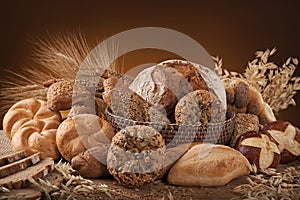 Vari tipi di pane su un tavolo di legno.