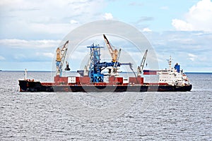 Rôzny objem dopravcovia plavidla a v prístav náklad operácie a. prístav z indonézia január 