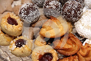 Various christmas biscuits lie on a glass plate