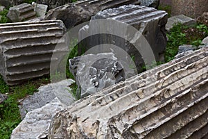 Various pieces of excavated ancient roman coumns