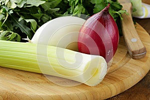 Various types of onions (leeks, red and white)