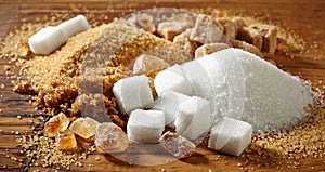 Varios tipos de azúcar sobre la mesa de madera.