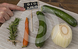 Various vegetable products such as fennel, carrots, zucchini and rosemary are indicated as organic at zero kilometers