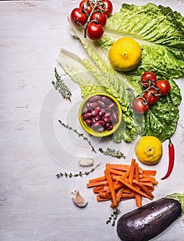 Vari verdure un stabilito fuori verticalmente composizione cucinando vegetariano pasto frontiere il luogo sul di legno ruggine 