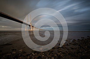 Puente sobre el atardecer en Lisboa 