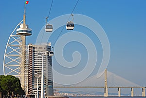 La Torre puente instalación que proporciona servicios de alojamiento a cabina del teleférico cerca Lisboa 