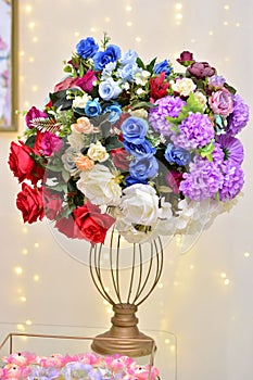 Vaso com flores artificiais coloridas decorando mesa de aniversÃ¡rio photo