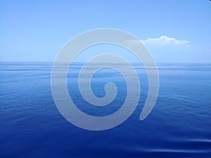 Vaste and quiet blue ocean