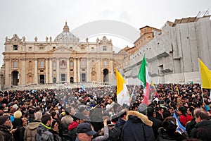 Crowd in St. Peter Square before Angelus of Pope Francis I