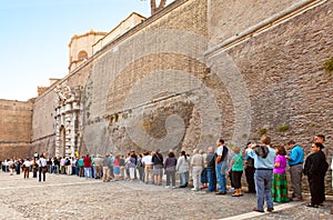 VATICAN- SEPTEMBER 20: Crowd waiting to enter Vati