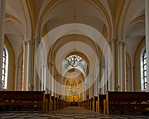 Vaults, benches and divine light in the altar