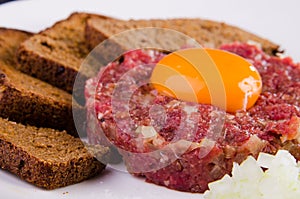 Veal tartare with slices of bread