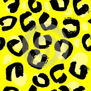 Vector illustration leopard print seamless pattern. Yellow hand drawn background.