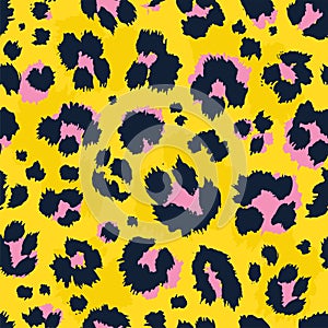 Vector illustration leopard print seamless pattern. Yellow hand drawn background.