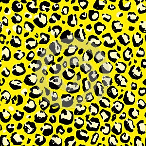 Vector illustration leopard print seamless pattern. Yellow hand drawn grunge background.