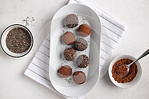 vegan energy bliss balls with dates, chia seeds and cacao