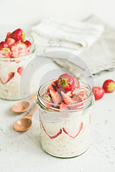 Vegan Overnight Oatmeal With Strawberry