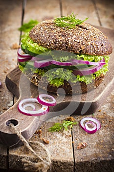 Vegan rye burger with fresh vegetables