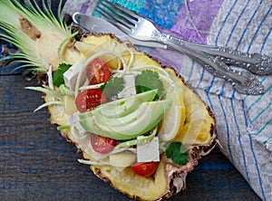 Vegan zucchini pasta to cut the pineapple with tofu