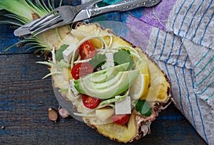 Vegan zucchini pasta to cut the pineapple with tofu