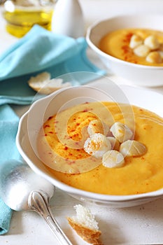 Vegetable cream soup with scallops