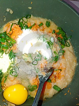 Vegetable naget dough contains eggs, wheat flour, green onions, carrots, chopped chicken