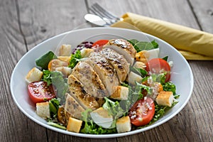 Vegetable salad with roasted chicken meat