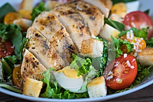 Vegetable salad with roasted chicken meat