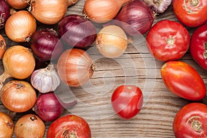 Vegetables crop background onions garlic tomatoes top view