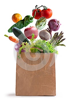 Zelenina létání v papír taška 