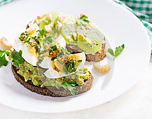 ndwich with avocado puree, boiled eggs and sandwich cream cheese, kiwi, nuts.