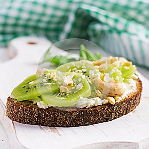 ndwich with avocado puree, boiled eggs and sandwich cream cheese, kiwi, nuts.