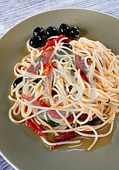 Vegetarian pasta with black olives & tomatos
