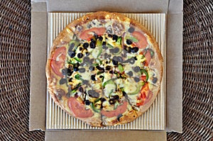 Vegetariánský velký kruhový plát světlého těsta stánek s jídlem jídlo 