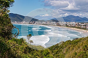 Vegetazione montagne un Spiaggia 