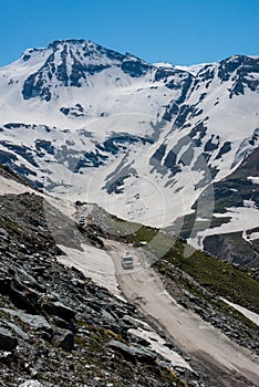 Vehical on the road to Rohtang pass in June