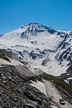 Vehical on the road to Rohtang pass in June