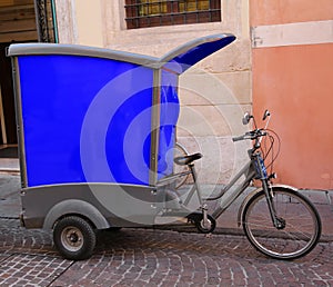 Vehicle with pedals type bicycle of a Express courier with the l