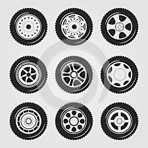 Vehicle wheel and hubcap set