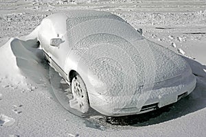 Vehículo cubierto con nieve 