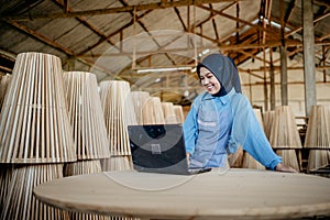 veiled businesswoman working using a laptop pc on table