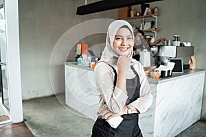 Veiled waitress girl with a smile pose