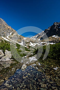 Velické pleso alebo Velické pleso, jarná krajina Tatier, Slovensko