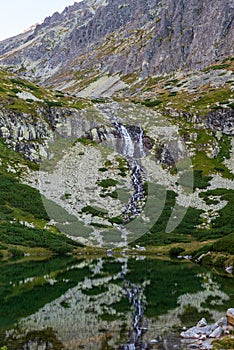 Velický vodopád vodopád s Velickým plesom vo Velickej doline vo Vysokých Tatrách na Slovensku