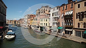 Venezia - Vista sul canale d`acqua e architettura tipica delle case
