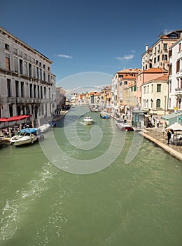 Venezia - Vista sul canale d`acqua e architettura tipica delle case