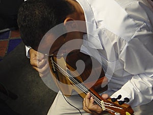 Venezuelan folklore musician Ismael Querales playing the bandola