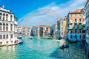Edificios antiguos a lo largo del Canal Grande, en Venecia, Italia.