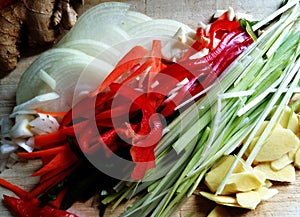 Verduras lavadas y cortadas para cocinar